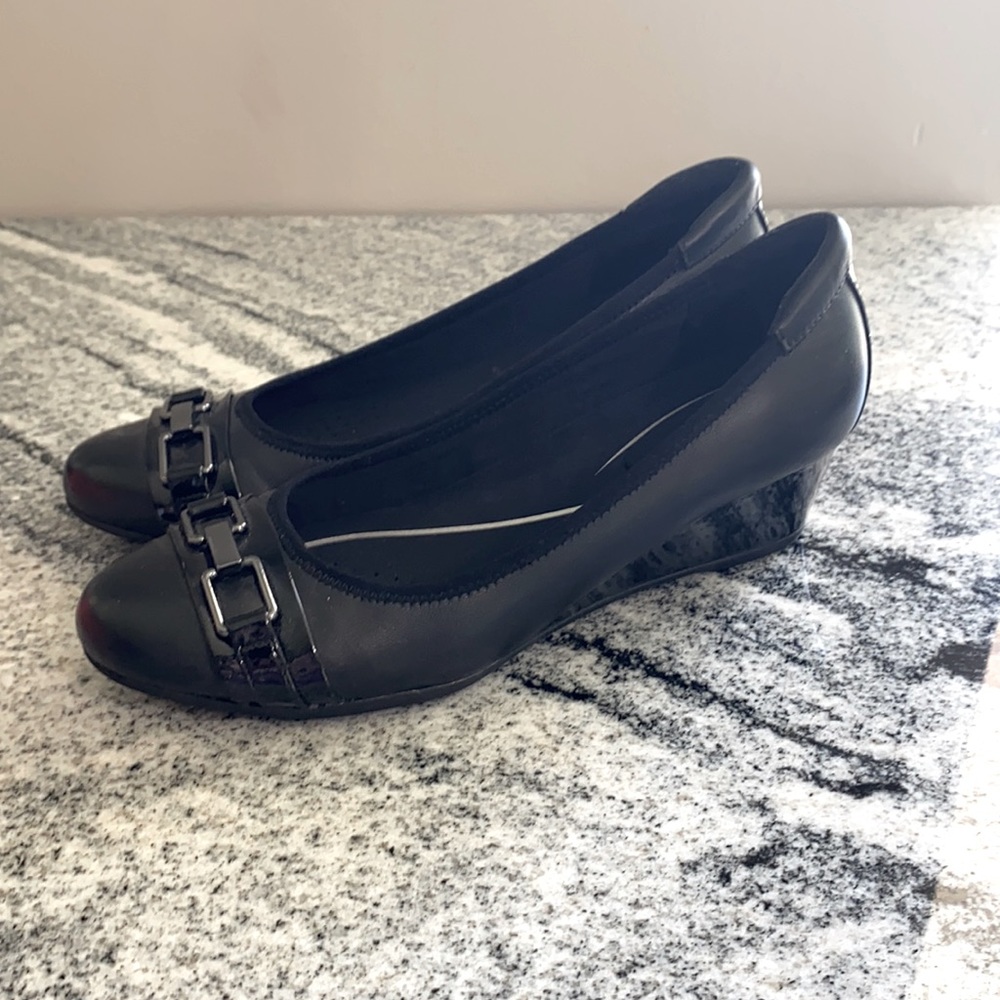 New in Box Easy Spirit Black Dress Low Wedges Size 9